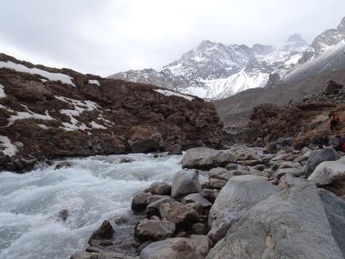 Yeso Nehri, buzların erimesi ve ardından Şili'deki Maipo Nehri'ne akan doğal bir su yoludur.