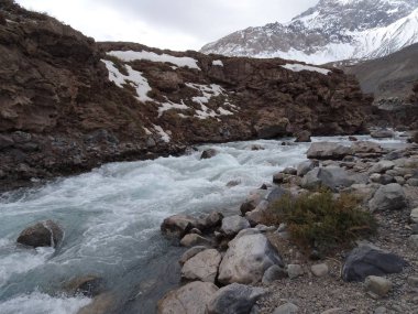 Yeso Nehri, buzların erimesi ve ardından Şili'deki Maipo Nehri'ne akan doğal bir su yoludur.