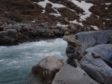 Fora de Apacheta'daki kayalar, nehir ve deniz