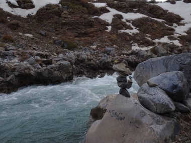 Fora de Apacheta'daki kayalar, nehir ve deniz