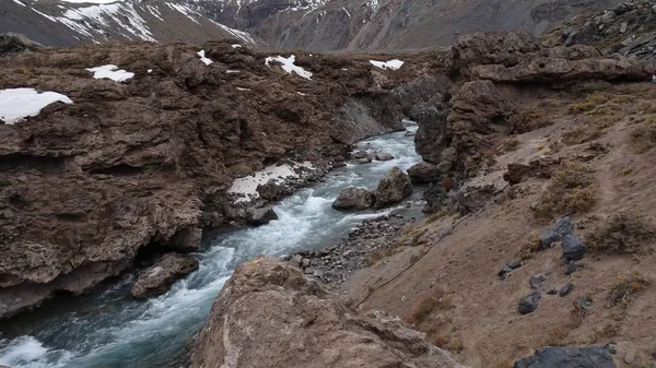 イェスオ川は 解凍の形をした自然の水路で チリのマイポ川に流れ込みます — ストック写真