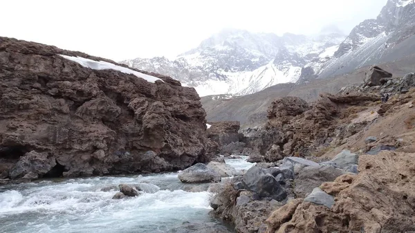 Yeso Nehri, buzların erimesi ve ardından Şili'deki Maipo Nehri'ne akan doğal bir su yoludur.