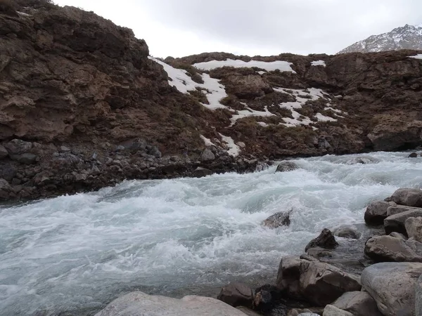 Yeso Nehri, buzların erimesi ve ardından Şili'deki Maipo Nehri'ne akan doğal bir su yoludur.