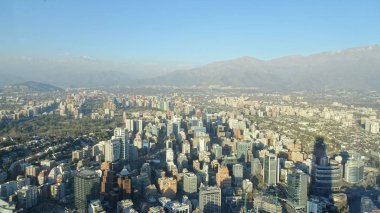 Santiago de Chile görünümü, Sanhattan sektörü, Cordillera de los Andes, 300 metre yüksekliğinde Şili
