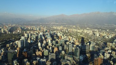 Santiago de Chile görünümü, Sanhattan sektörü, Cordillera de los Andes, 300 metre yüksekliğinde Şili