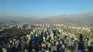 Santiago de Chile görünümü, Sanhattan sektörü, Cordillera de los Andes, 300 metre yüksekliğinde Şili