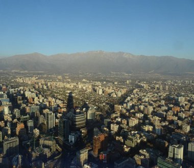 Santiago de Chile görünümü, Sanhattan sektörü, Cordillera de los Andes, 300 metre yüksekliğinde Şili