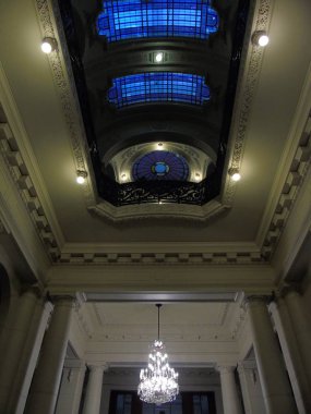 Büyük pencereli eski oda, karanlık oda.