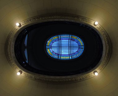 Büyük pencereli eski oda, karanlık oda.