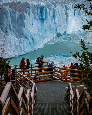 Dünyanın en güzel buzulu olan Perito Moreno Buzulu 'nu gezmek, göllerin manzarası, donmuş dağlar.