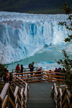 Dünyanın en güzel buzulu olan Perito Moreno Buzulu 'nu gezmek, göllerin manzarası, donmuş dağlar.