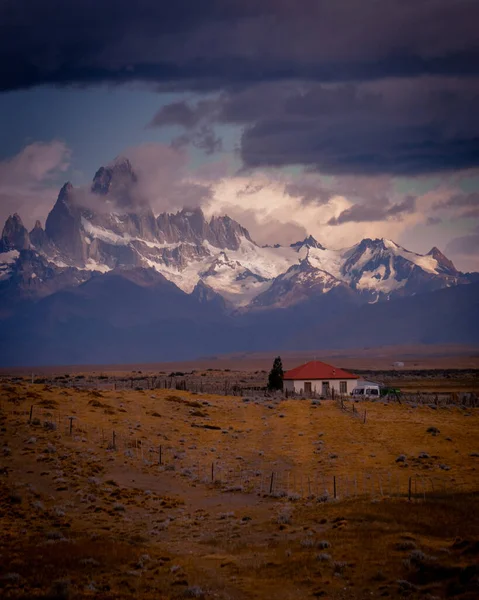 눈덮인 산봉우리들은 태양이 뒤에서 구름을 이루고 있습니다 아르헨티나의 — 스톡 사진