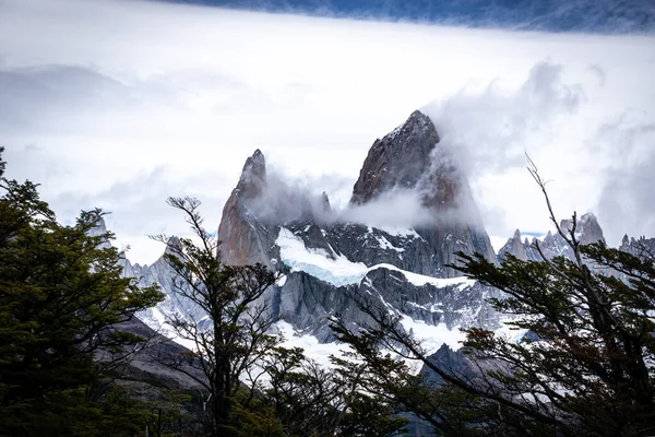 Rotsachtige Besneeuwde Bergtoppen Met Daarachter Zon Rode Wolken Fitz Roy — Stockfoto