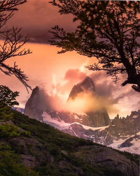 Vertical Picos Nevados Rocosos Con Sol Saliendo Detrás Nubes Rojas — Foto de Stock