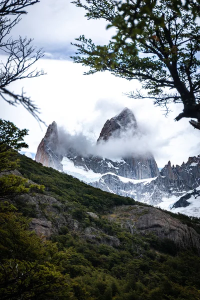 Svislé Skalnaté Zasněžené Vrcholky Hor Úžasným Výhledem Fitz Roy Argentině — Stock fotografie