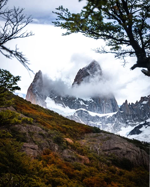 Svislé Skalnaté Zasněžené Vrcholky Hor Úžasným Výhledem Fitz Roy Argentině — Stock fotografie