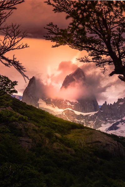Vertical Rocky Snowy Mountain Peaks Sun Rising Red Clouds Fitz — Stock Photo, Image