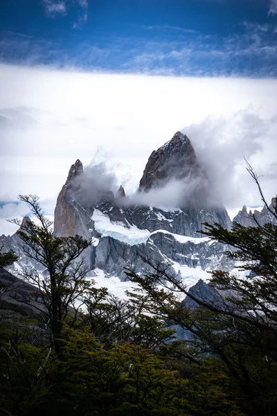 Vertikal Klippiga Snöiga Bergstoppar Med Fantastisk Utsikt Fitz Roy Argentina — Stockfoto