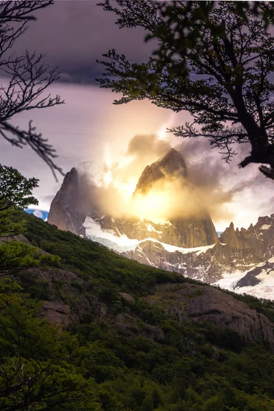 Verticale Rocky Besneeuwde Bergtoppen Met Een Prachtig Uitzicht Fitz Roy — Stockfoto