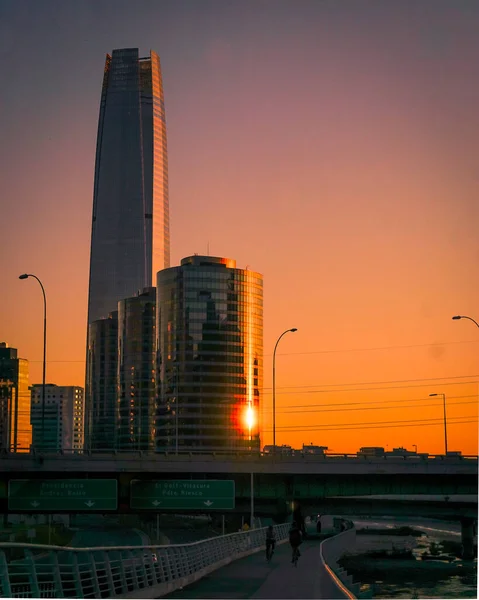 サンティアゴ チリの金融センターの垂直ビュー — ストック写真