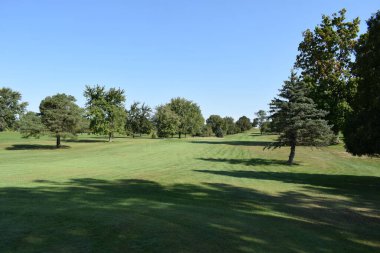 Başlangıç noktasından başlangıç noktasına doğru Fairway görünümü ve bitiş golünü takip ediyor. Bu güneşli bir yaz gününde spor ve dinlenme etkinliğidir..