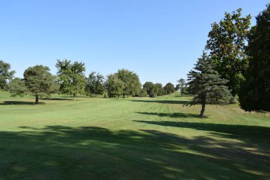 Başlangıç noktasından başlangıç noktasına doğru Fairway görünümü ve bitiş golünü takip ediyor. Bu güneşli bir yaz gününde spor ve dinlenme etkinliğidir..