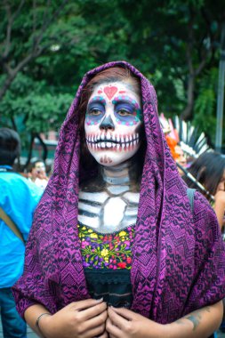 Mexico City, Meksika, 26 Ekim 2016: Ölülerin günü, kılık bir kadın portresi geçit Mexico City'de