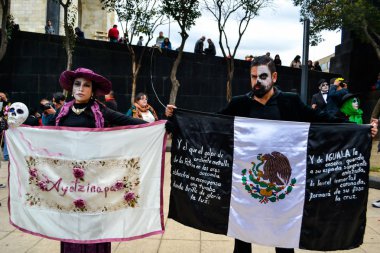Mexico City, Meksika, 1 Kasım 2015: Ayotzinapa bayrak ve gün ölü kutlama Mexico City, Meksika siyah bayrağı olan bir adam bir kadınla