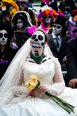 Mexico City, Meksika, 1 Kasım 2015: Mexico City'de ölü kutlama gününde skulls çevrili gelin