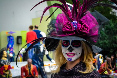 Mexico City, Meksika, 1 Kasım 2015: Güzel genç kadın kılık Mexico City'de ölü kutlama günü