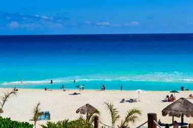 Cancun, Meksika - 17 Şubat 2017 insanlar Cancun güzel plaj keyfi  