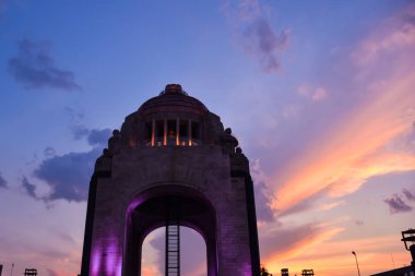 Hermoso atardecer en el Monumento a la Revolucin en la Ciudad de Mexico