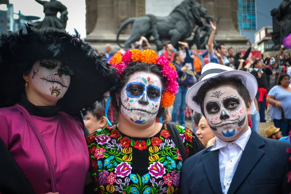 メキシコシティ メキシコ 2016 メキシコシティのパレードの死者の日に変装した家族の肖像画 — ストック写真