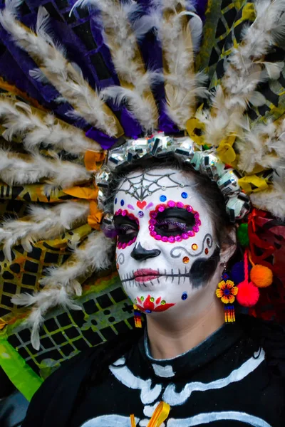 Mexico City, Meksika, 1 Kasım 2015: Renkli şapka veya Mexico City'de ölü kutlama gününde kılık penacho olan bir kadın portresi