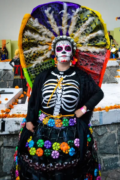 Mexico City, Meksika, 1 Kasım 2015: Renkli şapka veya Mexico City'de ölü kutlama gününde kılık penacho olan bir kadın portresi