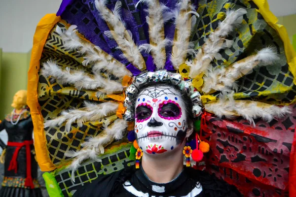 Mexico City, Meksika, 1 Kasım 2015: Renkli şapka veya Mexico City'de ölü kutlama gününde kılık penacho olan bir kadın portresi