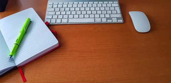Escritorio de madera con teclado, mouse, artculos estacionarios in la oficina. Conceptos de lugar de trabajo.