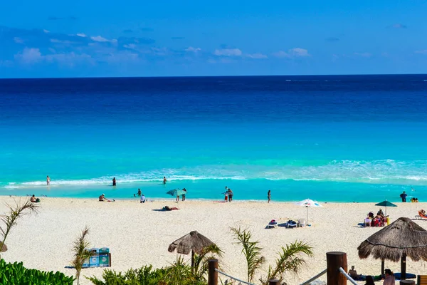 Cancun Meksyk Lutego 2017 Osób Korzystających Pięknej Plaży Cancun — Zdjęcie stockowe