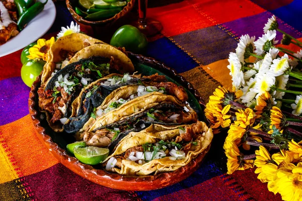 Tacos Carnitas Cerdo Tortilla Maíz Amarillo Azul Sobre Mesa Colorida — Foto de Stock