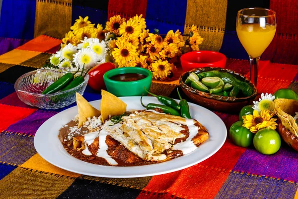 摩尔玉米饼配鸡肉 墨西哥食物在五颜六色的桌上 — 图库照片