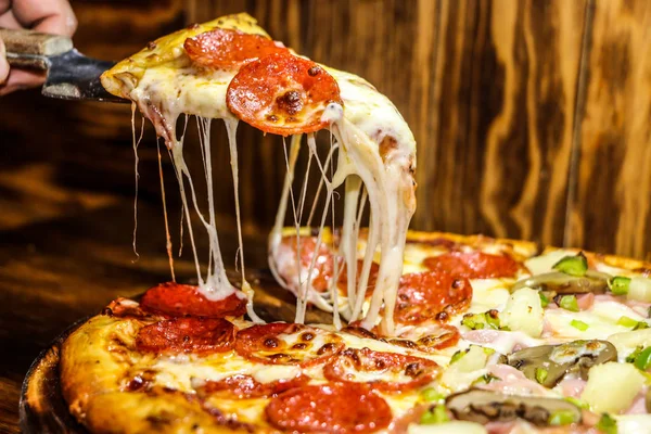 Rebanada Deliciosa Pizza Pepperoni Fresca Escápula Fotos de stock libres de derechos