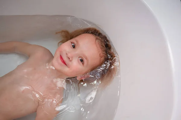 Porträt Eines Süßen Kleinen Mädchens Mit Einer Dusche Badezimmer — Stockfoto