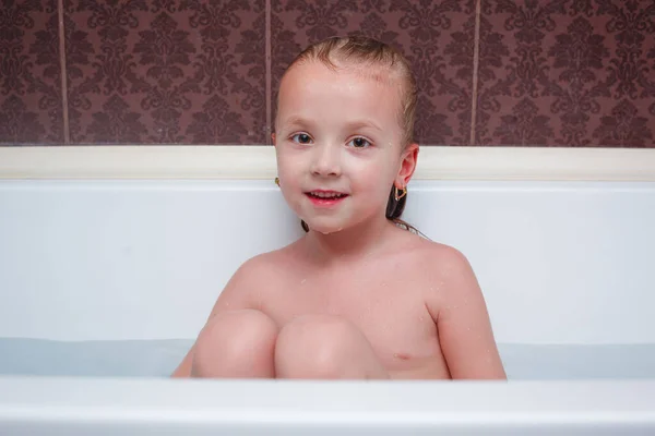 Mignon Petit Garçon Avec Les Cheveux Mouillés Dans Baignoire — Photo