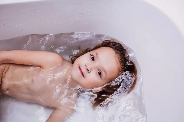 Sabun Köpükleriyle Banyo Yapan Tatlı Küçük Kız Telifsiz Stok Fotoğraflar