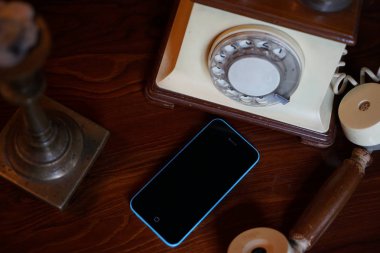 Eski ve yeni telefon. Teknoloji ilerleme kavramı 
