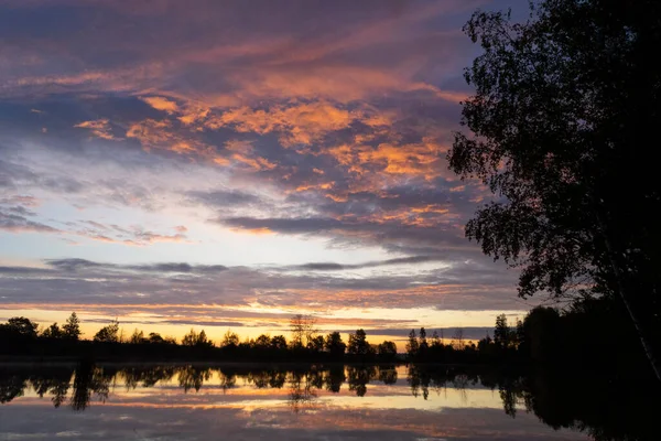 湖の上の美しい夕日 日の出 — ストック写真