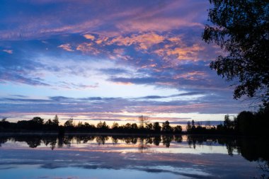 Gölün üzerinde güzel gün batımı / gün doğumu