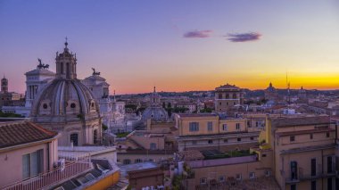 Simge ve şehir merkezinin Günbatımı Fotoğraf Roma gecenin iyi binalar (bölge: Forum, Piazza Venezia) tarihi binanın çatı üzerinden