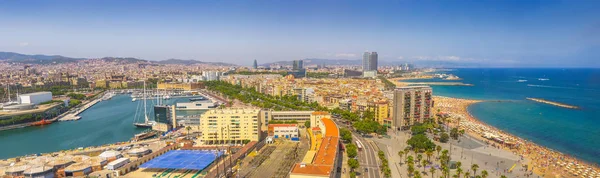 Barselona şehir, plajları, bağlantı noktası tarihsel parçası geniş panoramik görünüm parlak renk resim üzerinde