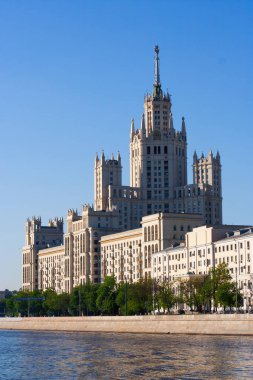 Moskova'da bir açık mavi gökyüzü ile nehirden bir taş gökdelen Sovyet mimarisinin dikey fotoğraf bina yüksek katlı